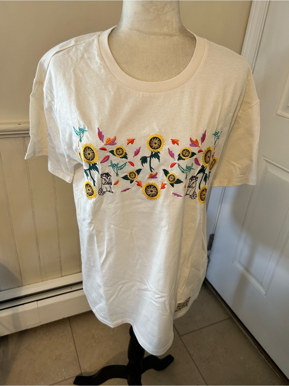 Disney Pocahontas Meeko & Flit Embroidered Floral T-Shirt/Size Large/NWOT